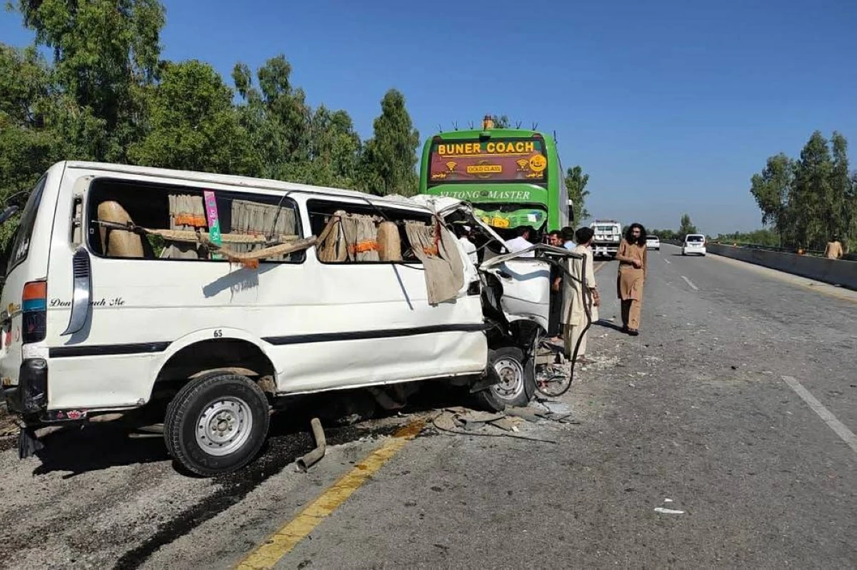 17 قتيلاً و10 جرحى بحادث حافلة في باكستان