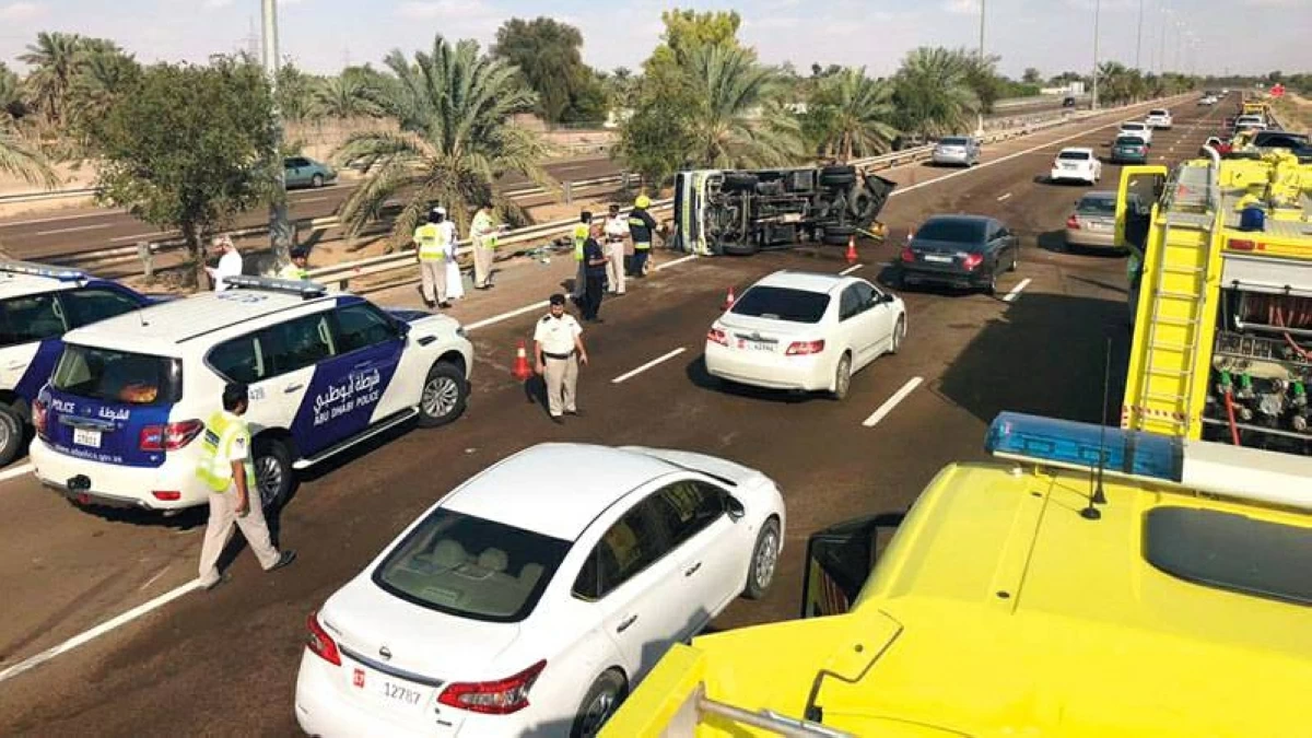 931 حادثاً بسبب الانشغال عن الطريق أثناء القيادة