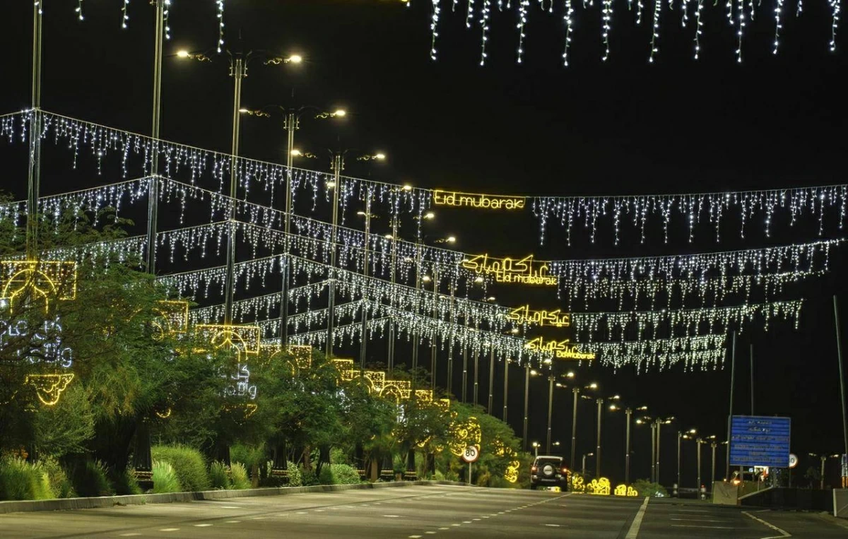1300 لوحة تضيء الظفرة احتفالاً بالعيد