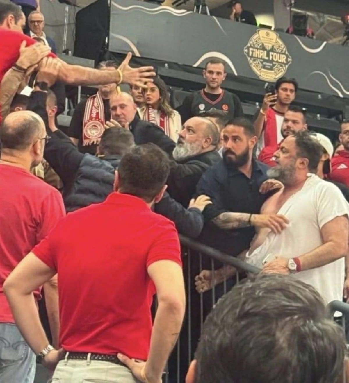 كدمات وقميص ممزق.. مالك نادي نوتنغهام فورست يدخل في شجار علني بالمدرجات