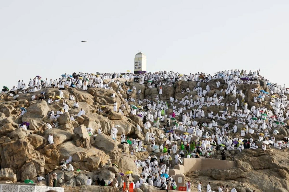 الحجاج عند جبل الرحمة في سهل عرفات