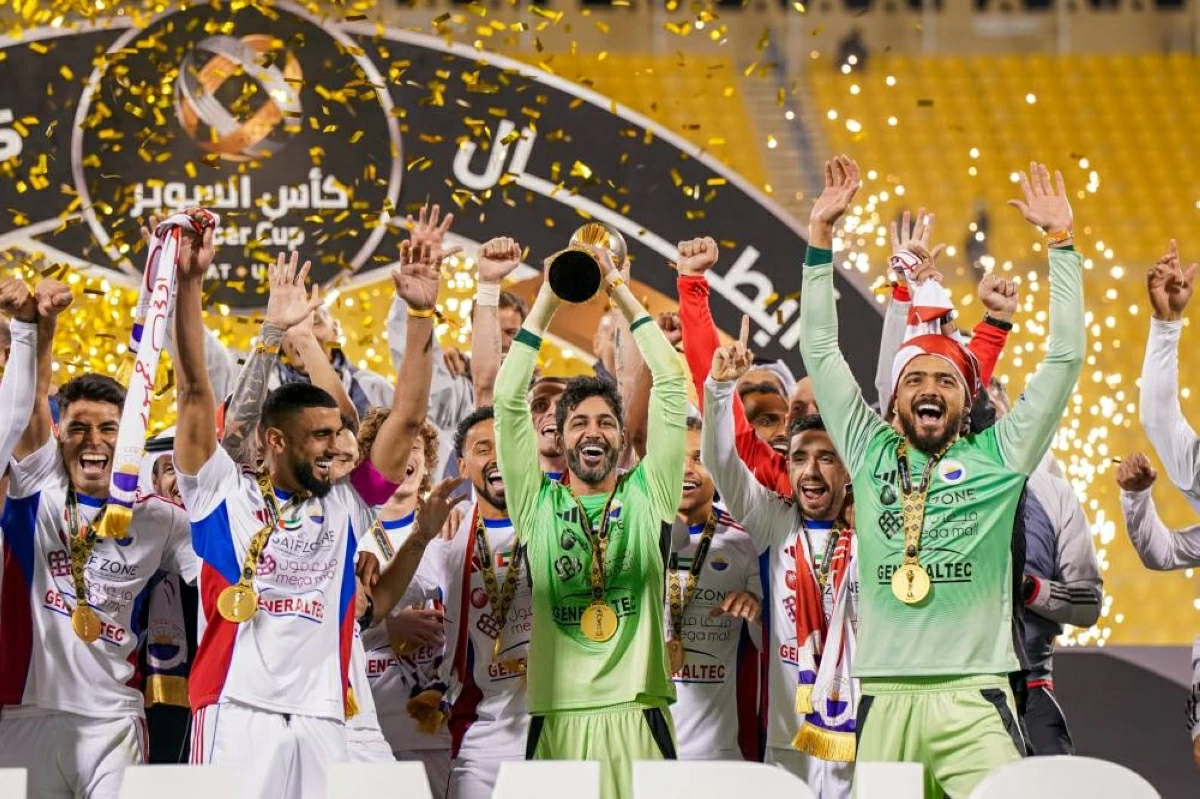 لاعبو الشارقة يحتفلون بكأس السوبر
