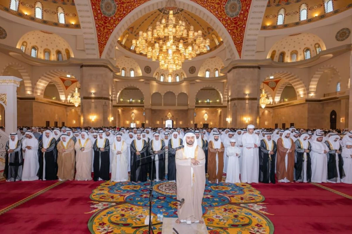 حمد الشرقي يؤدي صلاة عيد الأضحى المبارك بحضور ولي العهد في جامع الشيخ زايد بالفجيرة