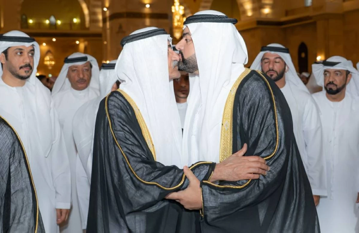 حمد الشرقي يؤدي صلاة عيد الأضحى المبارك بحضور ولي العهد في جامع الشيخ زايد بالفجيرة