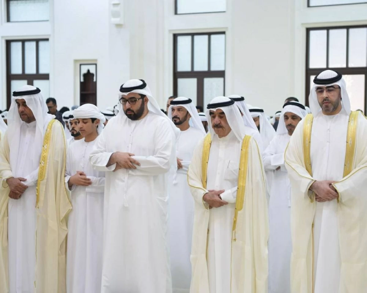 حاكم أم القيوين يؤدي صلاة عيد الأضحى بمسجد الشيخ أحمد بن راشد المعلا