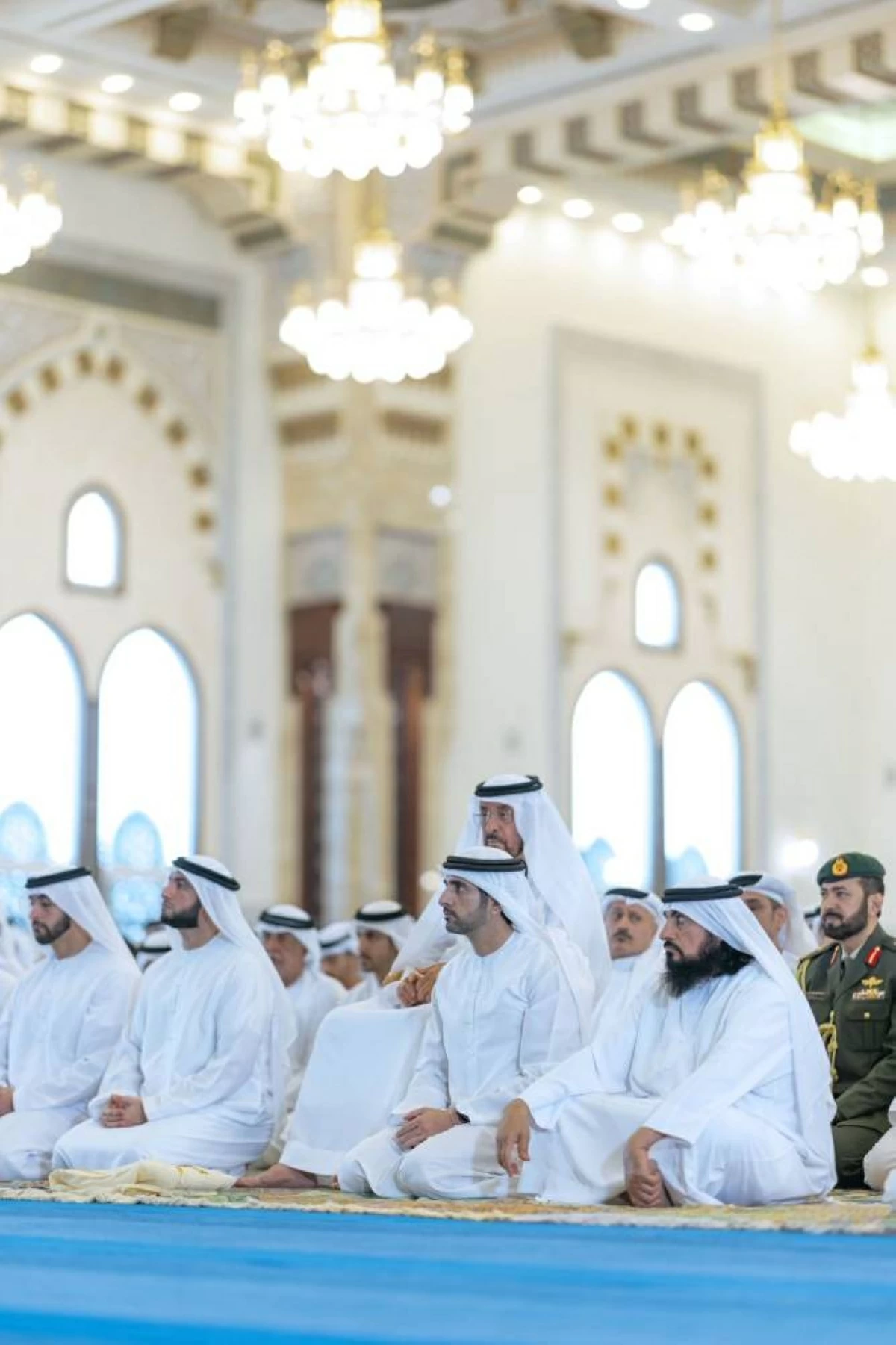 عاجل | حمدان بن محمد يؤدي صلاة عيد الأضحى في مسجد زعبيل الكبير #صحيفة_الخليج 