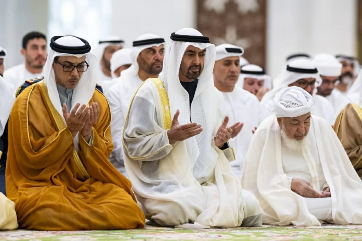 محمد بن زايد يؤدي صلاة عيد الأضحى في جامع الشيخ زايد بأبوظبي (فيديو)