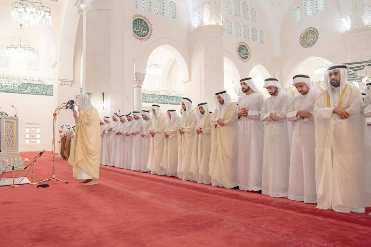 سلطان القاسمي يؤدي صلاة عيد الأضحى في مسجد الشارقة