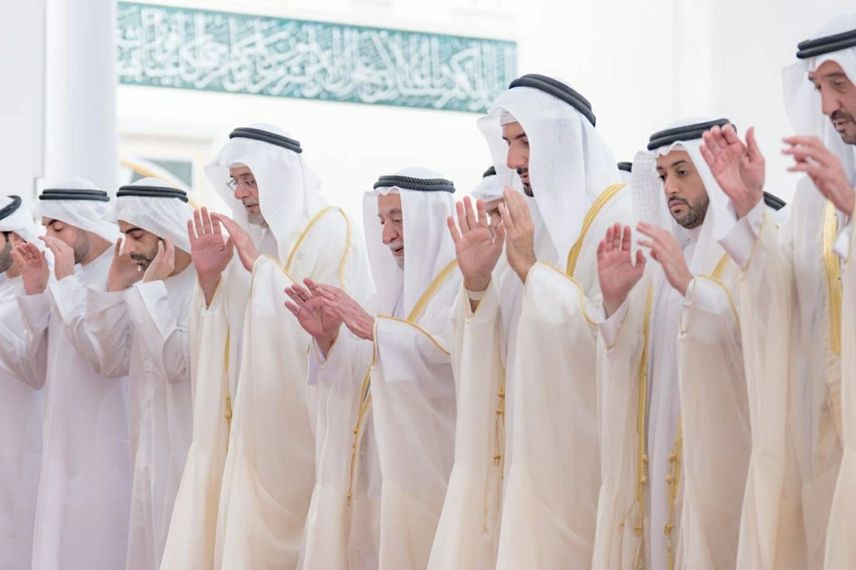 سلطان القاسمي يؤدي صلاة عيد الأضحى في مسجد الشارقة