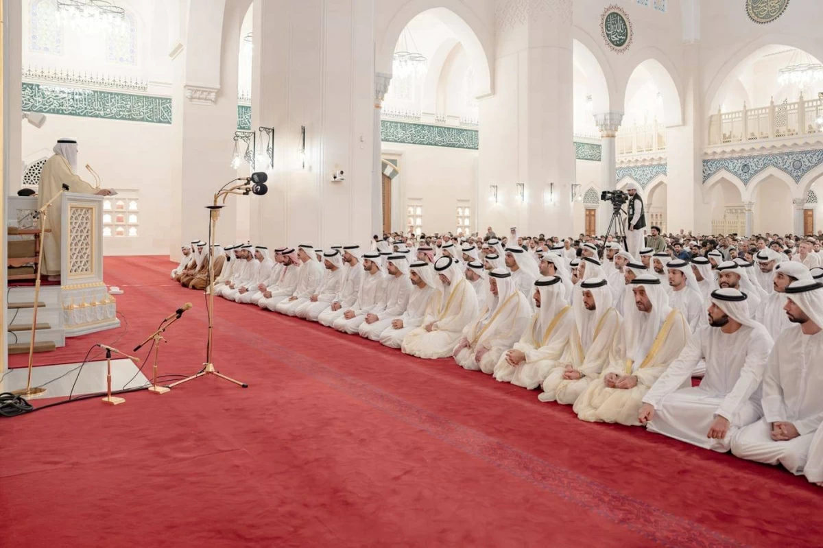 سلطان القاسمي يؤدي صلاة عيد الأضحى في مسجد الشارقة