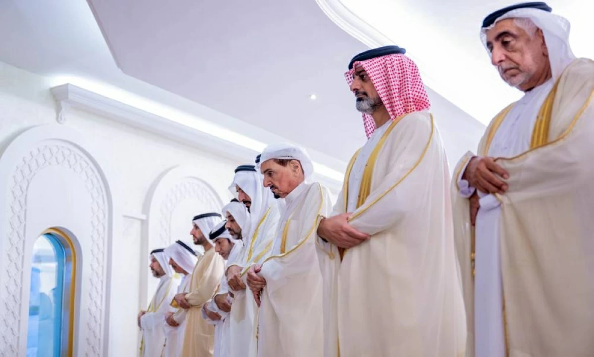 حاكم عجمان وولي عهده يؤديان صلاة عيد الأضحى في مسجد قصر الزاهر