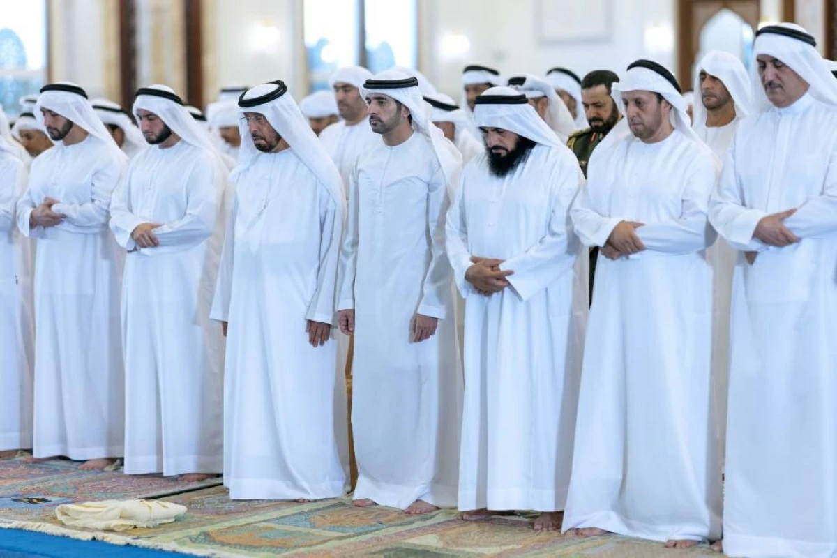 حمدان بن محمد يؤدي صلاة عيد الأضحى في مسجد زعبيل الكبير بدبي