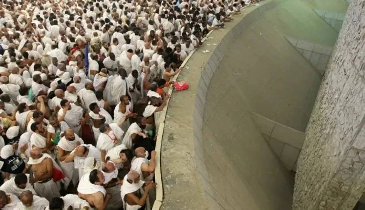 الحجاج يرمون جمرة العقبة الكبرى مع بدء أول أيام العيد