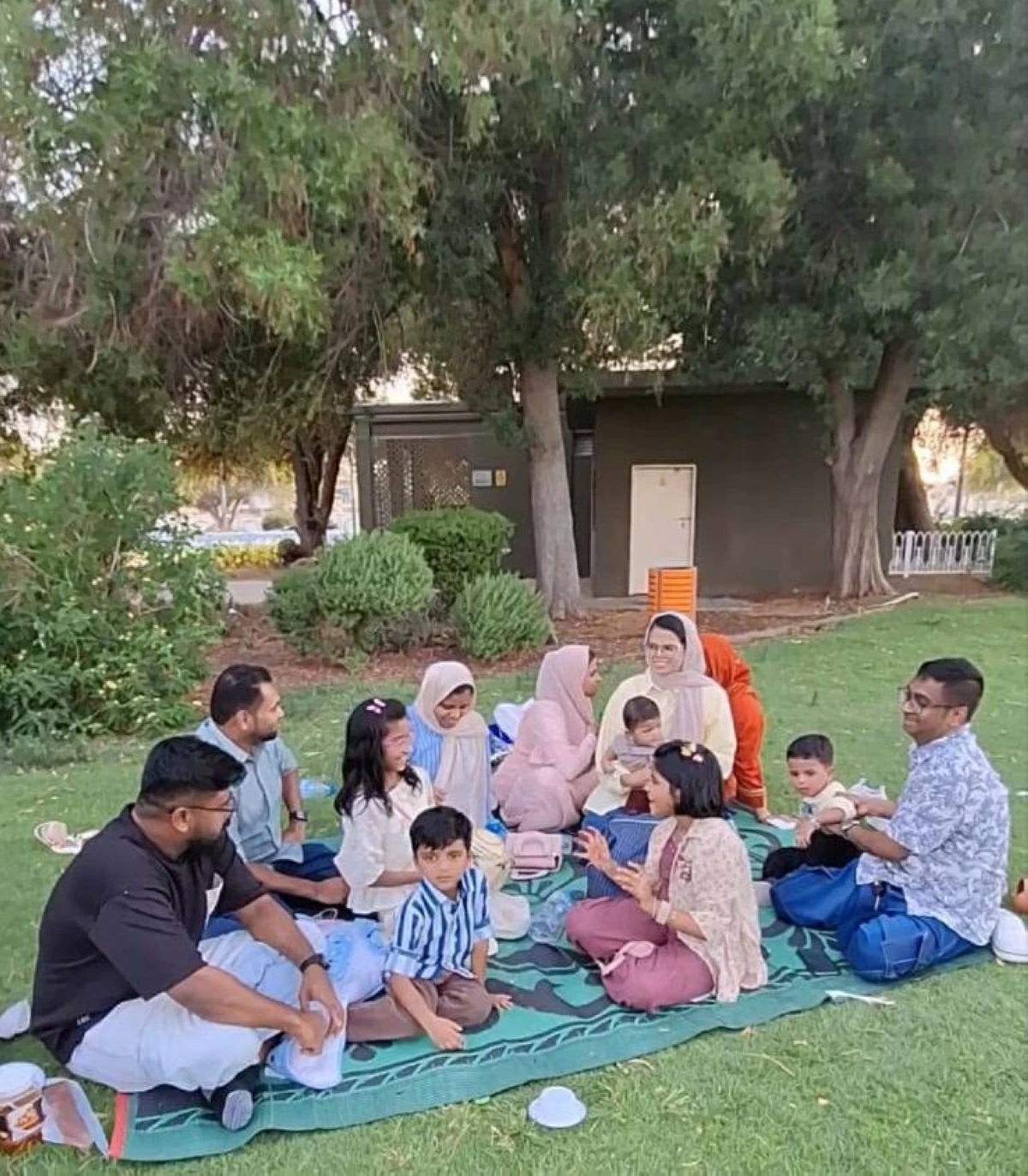 أسرة تستمتع بأجواء العيد في حديقة الجاهلي بالعين
