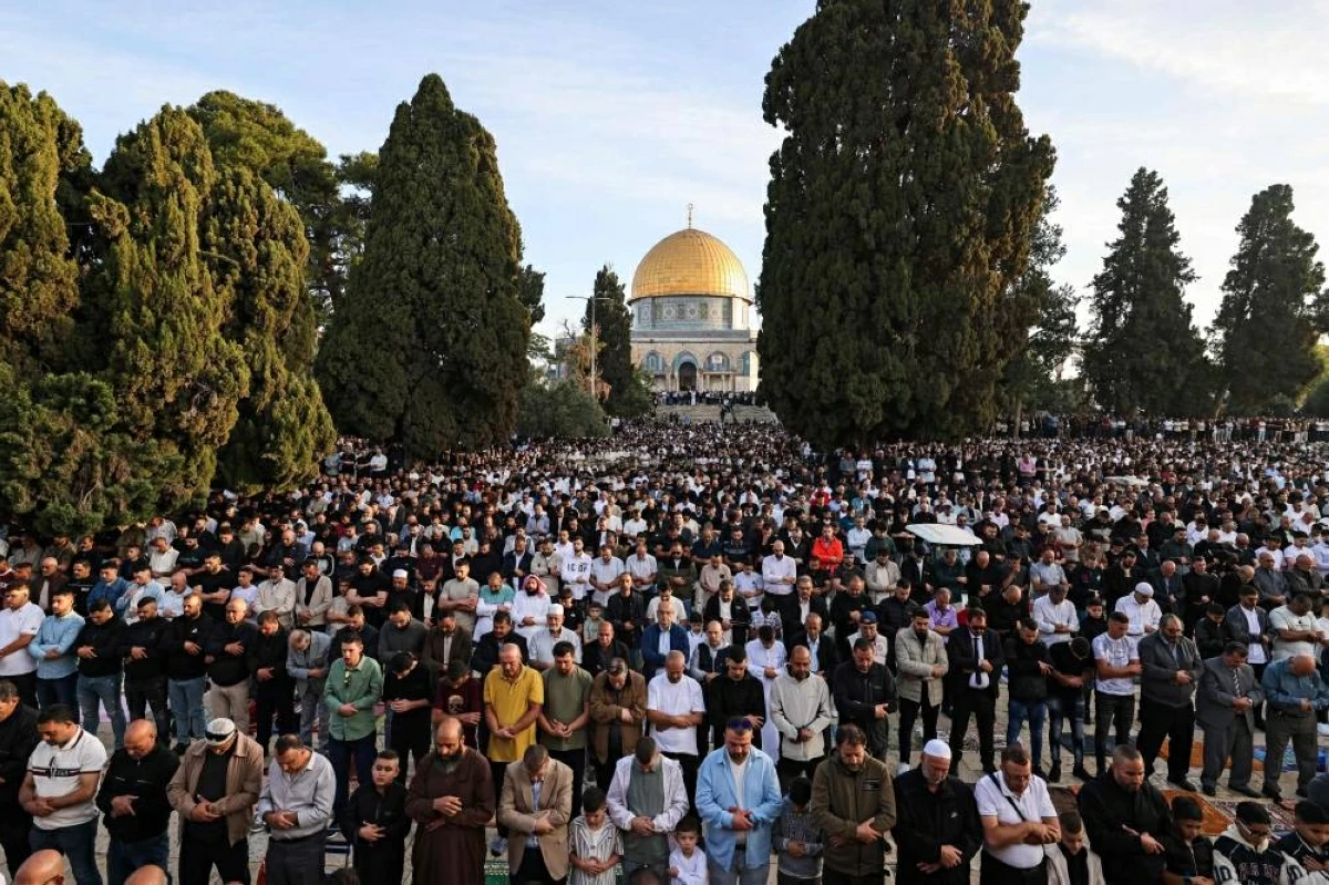عشرات الآلاف يؤدون صلاة عيد الأضحى في المسجد الأقصى المبارك بالقدس (ا ف ب)