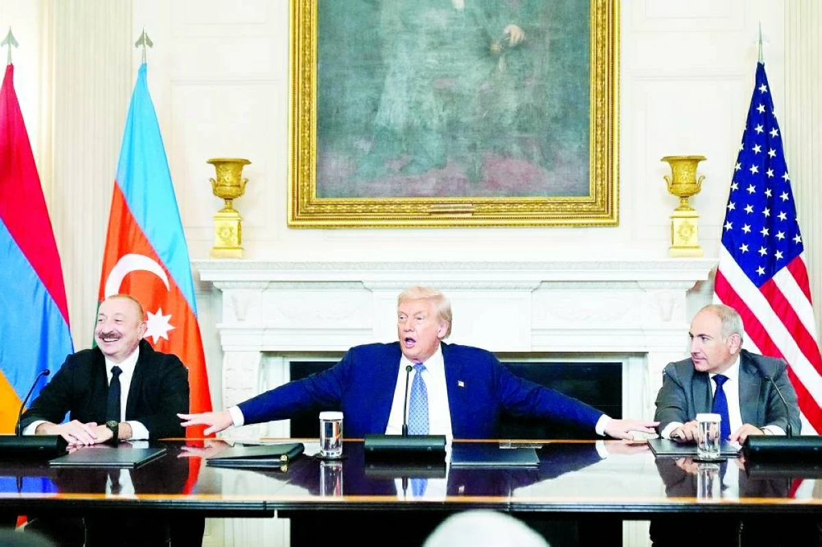 ترامب يتوسط باشينيان ورئيس أذربيجان إلهام علييف في البيت الأبيض، 8 أغسطس 2025 