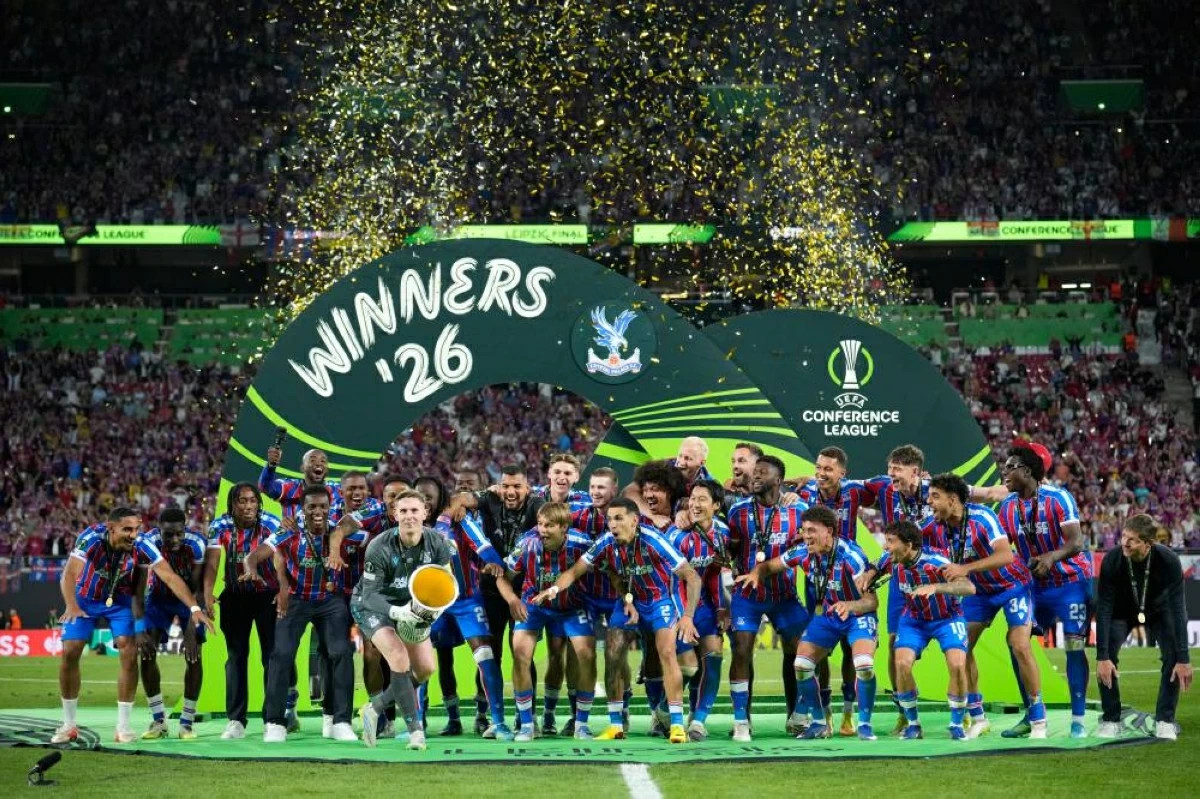 لاعبو كريستال بالاس يحتفلون بالكأس