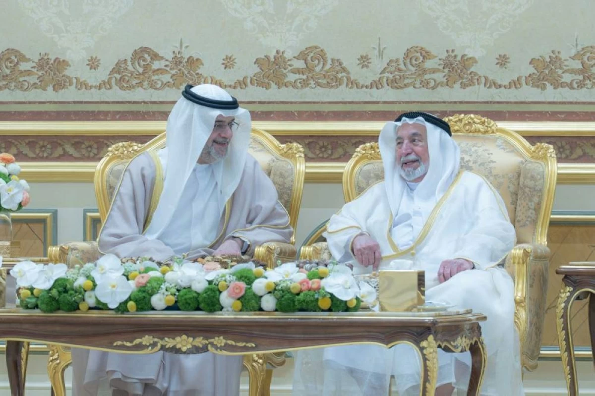 سلطان يواصل استقبال المهنئين بالعيد