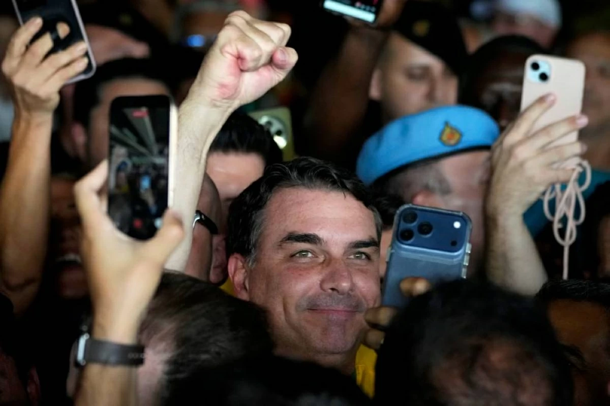 السيناتور بولسونارو في مطار برازيليا محاطاً بمؤيديه بعد رحلة إلى الولايات المتحدة