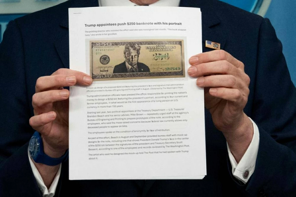 وزارة الخزانة تفصل مديرة مكتب النقش والطباعة باتريشيا سليمان من منصبها بعد اعتراضها على مشروع إصدار عملة فئة 250 دولاراً تحمل صورة ترامب #صحيفة_الخليج 