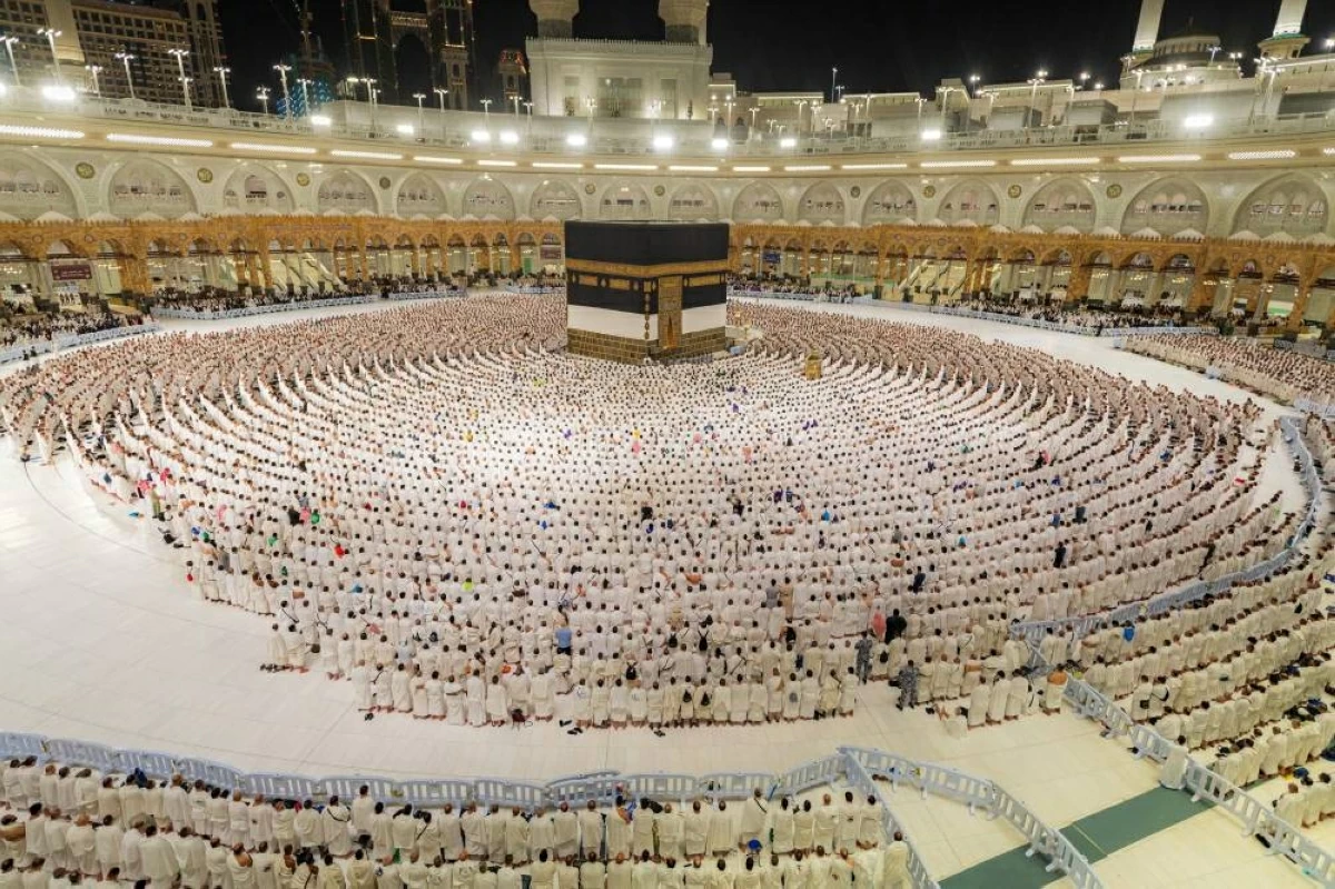 حجاج بيت الله الحرام يواصلون رمي الجمرات بمشعر منى