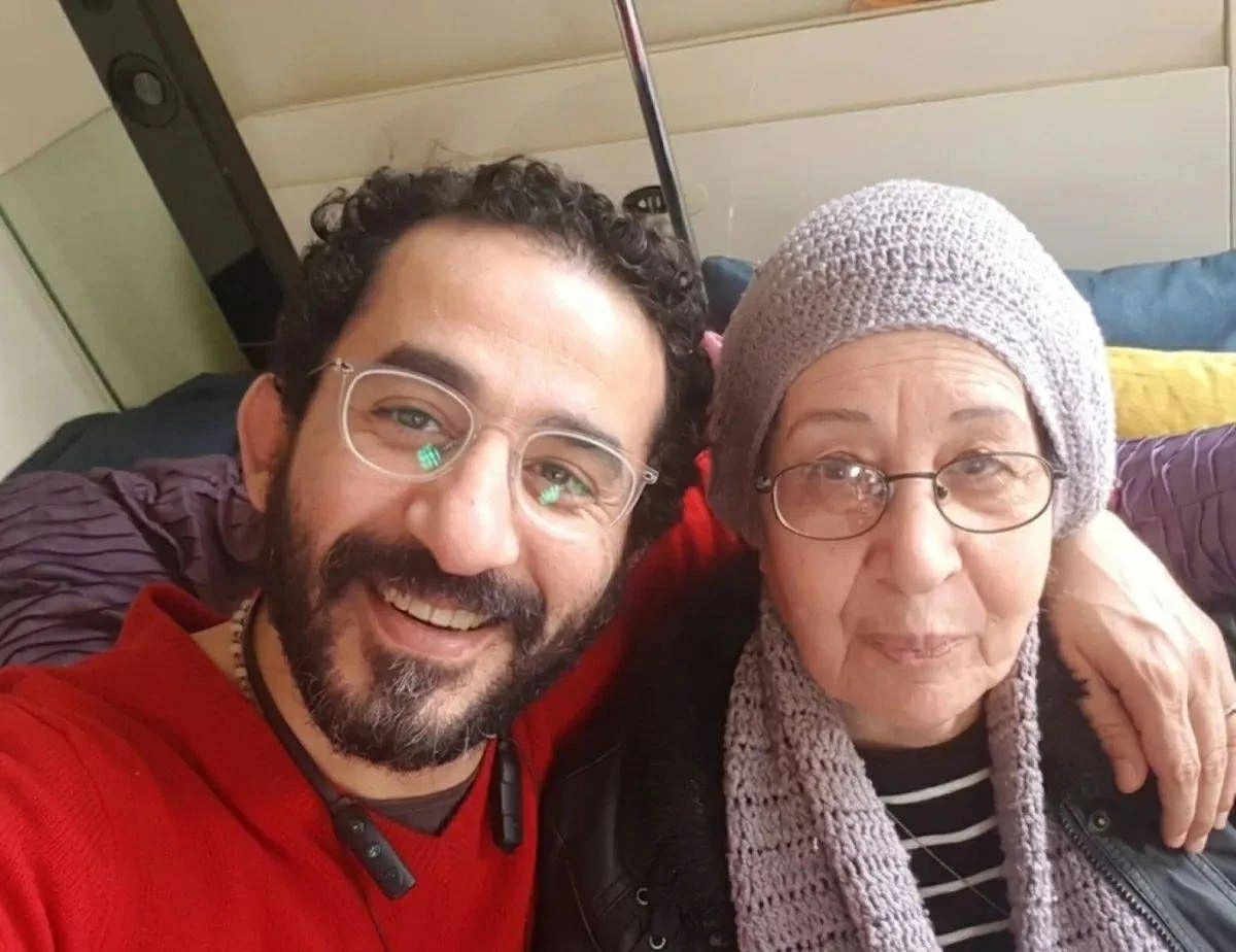 بعد رحيلها اليوم.. رسائل من أحمد حلمي تكشف تعلقه بوالدته