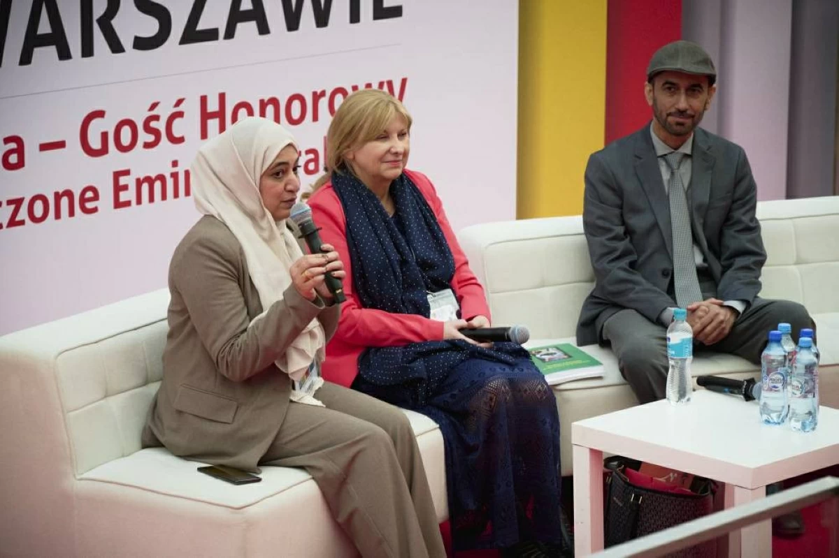 سلطان العميمي وبربارا ميخالاك خلال الجلسة الحوارية