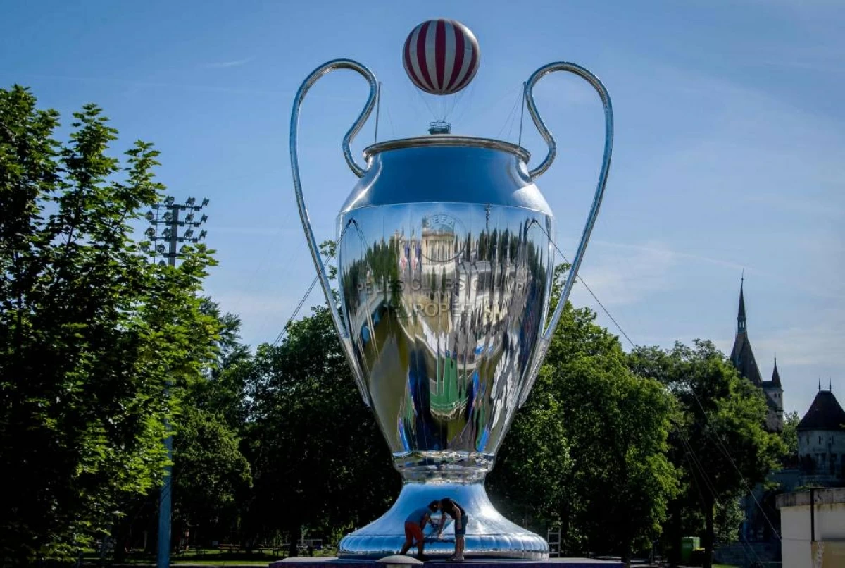 مجسم لكأس دوري أبطال أوروبا معروضاً في بودابست