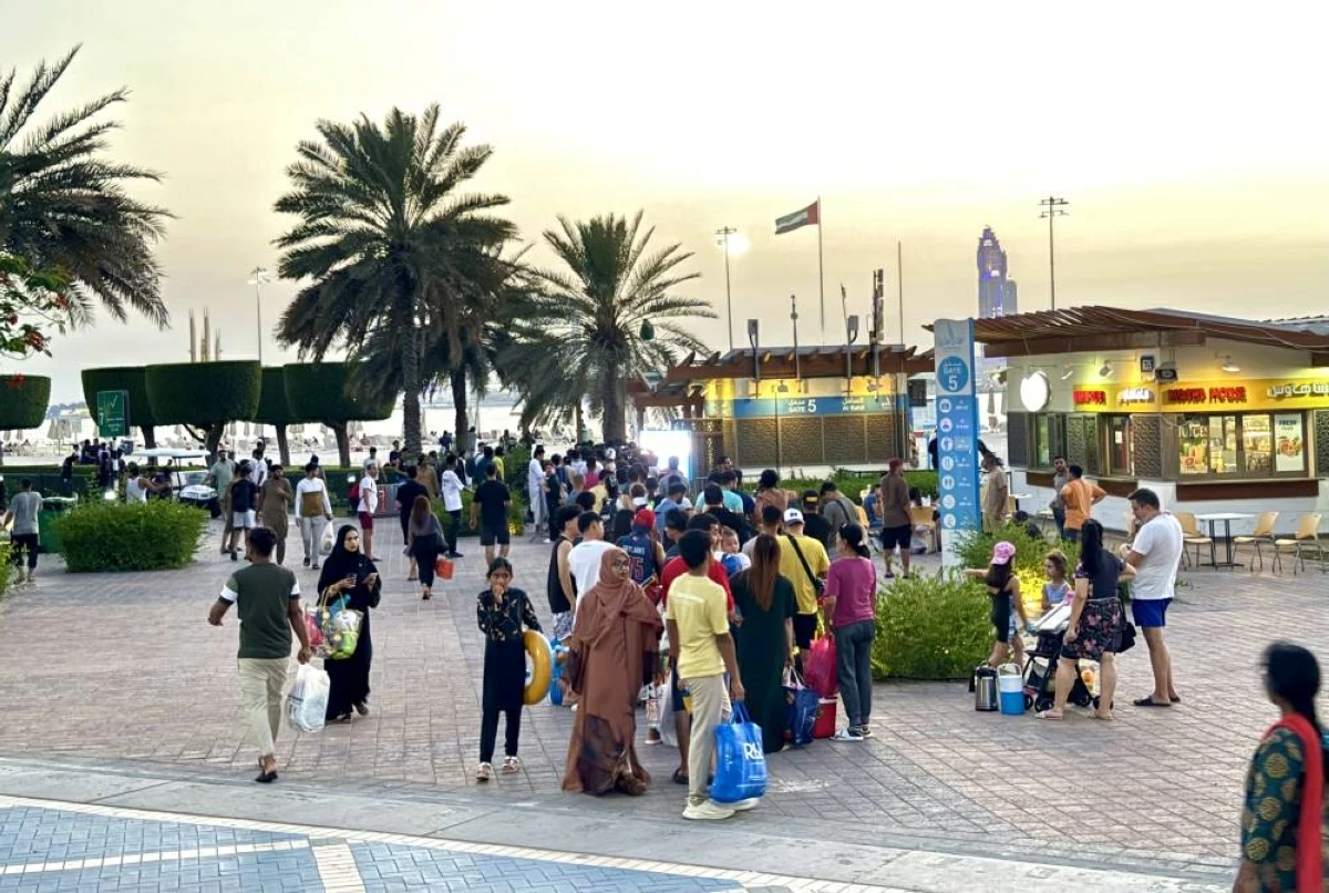 إقبال من العائلات على كورنيش أبوظبي (تصوير- محمد السماني)