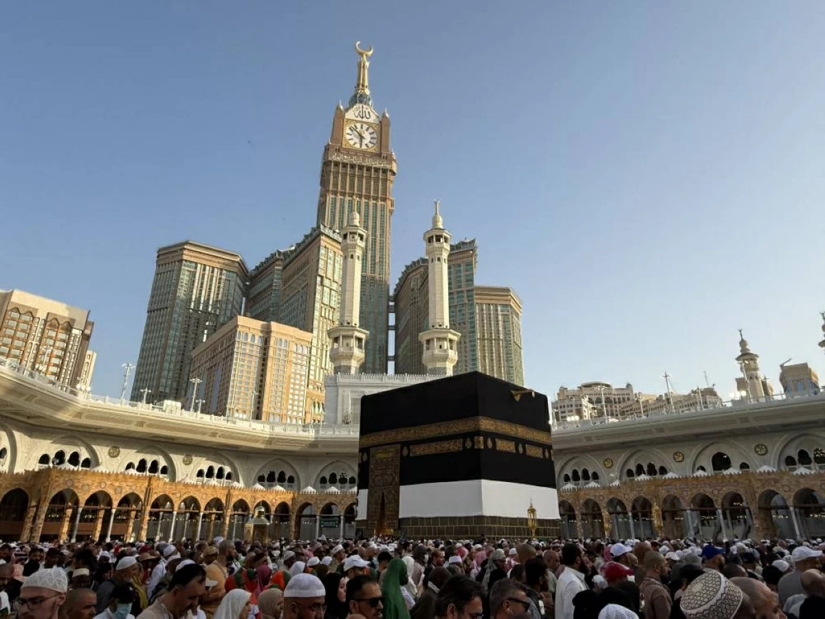 الحجاج المتعجلون يؤدون طواف الوداع إيذاناً بانتهاء مناسك الحج(رويترز)