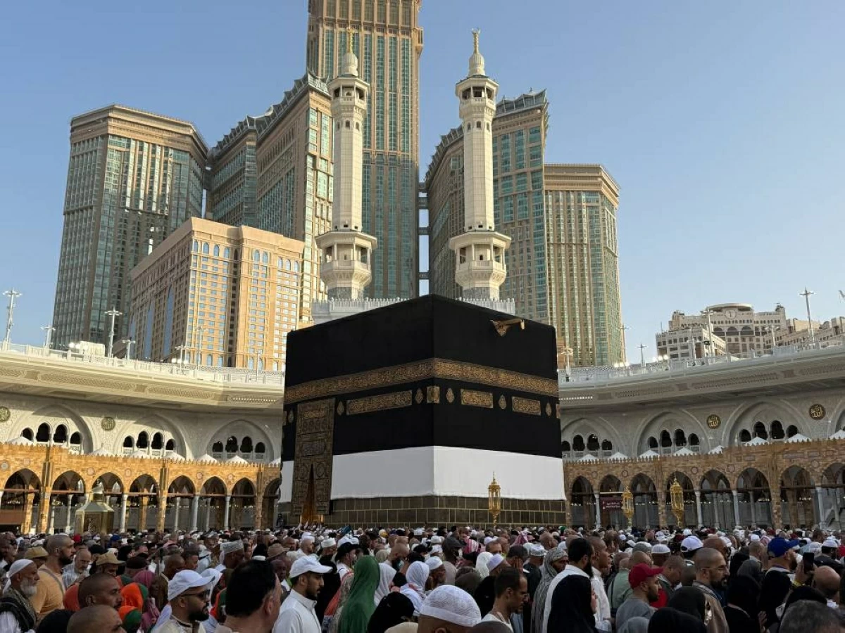 الحجاج المتعجلون يؤدون طواف الوداع إيذاناً بانتهاء مناسك الحج(رويترز)