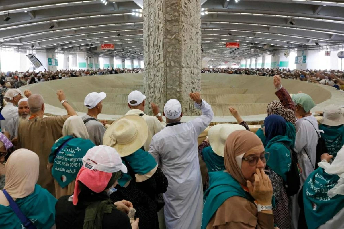 الحجاج يواصلون شعيرة "رمي الجمرات" الرمزية خلال مناسك الحج(أ ف ب )