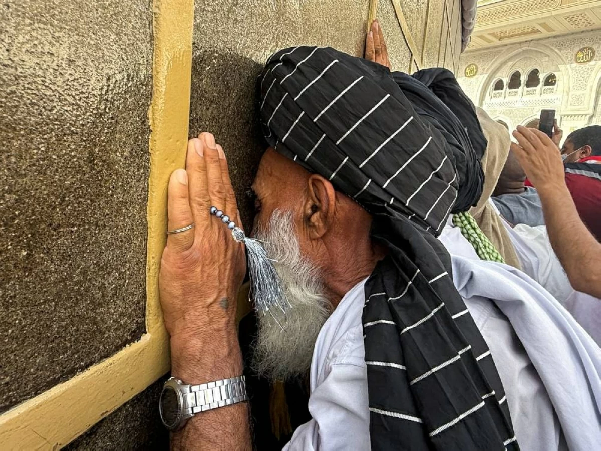 
يطوف الحجاج حول الكعبة المشرفة أثناء أدائهم طواف الحج، ويؤدي بعضهم طواف الوداع(رويترز)