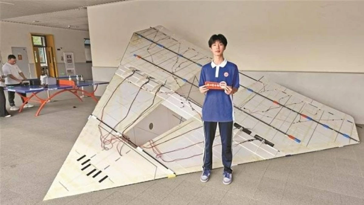 Chinese students create top paper airplane