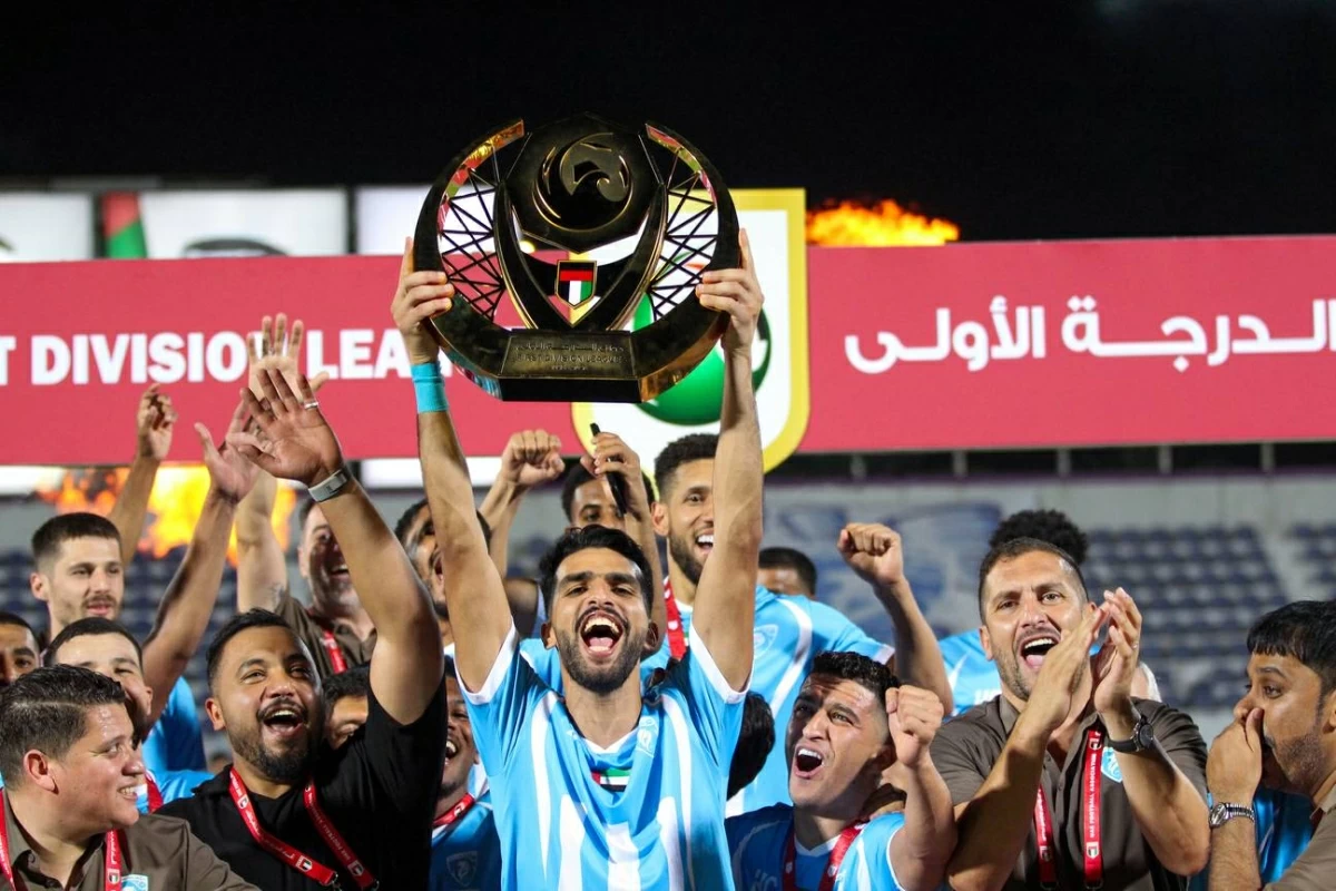 لاعبو حتا يحتفلون بدرع دوري الأولى