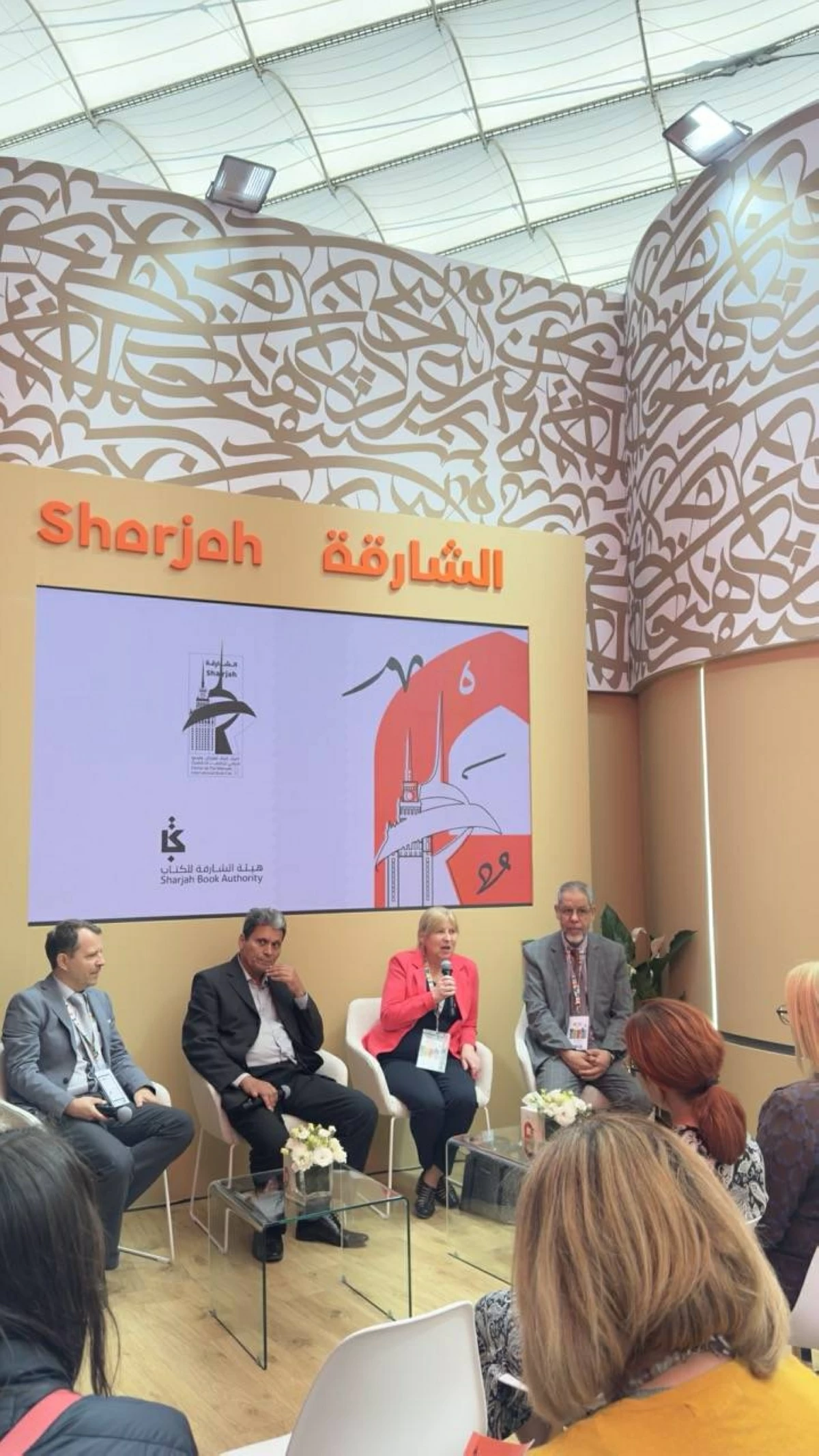 جانب من ندوة «جهود الشارقة في دعم العربية والتمكين لها» في المعرض