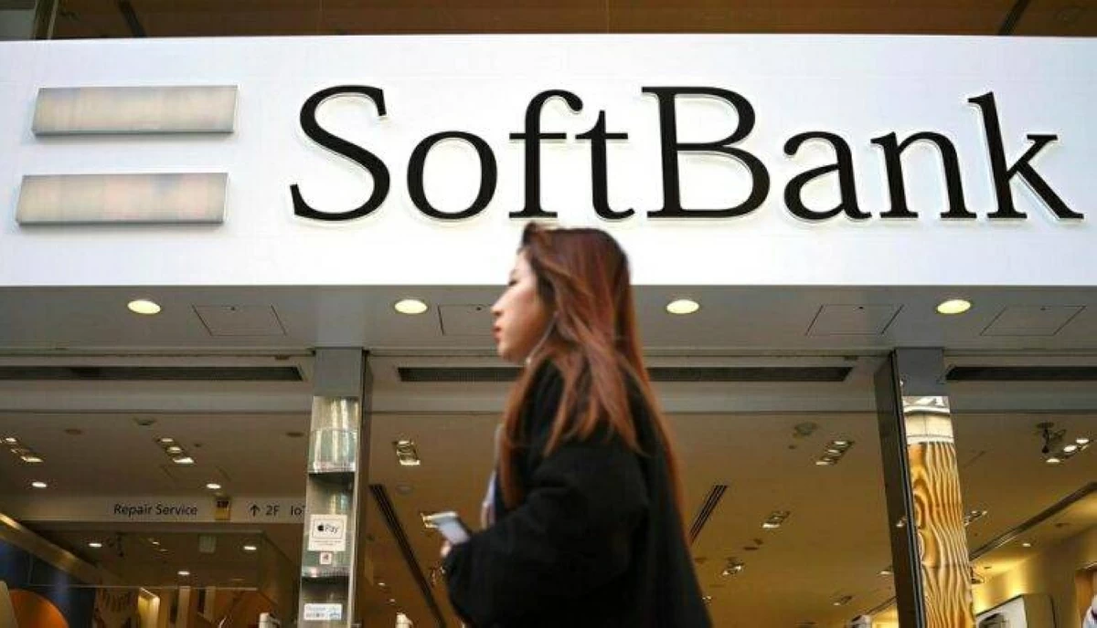 فتاة تسير بجوار مقر«سوفت بنك» في اليابان