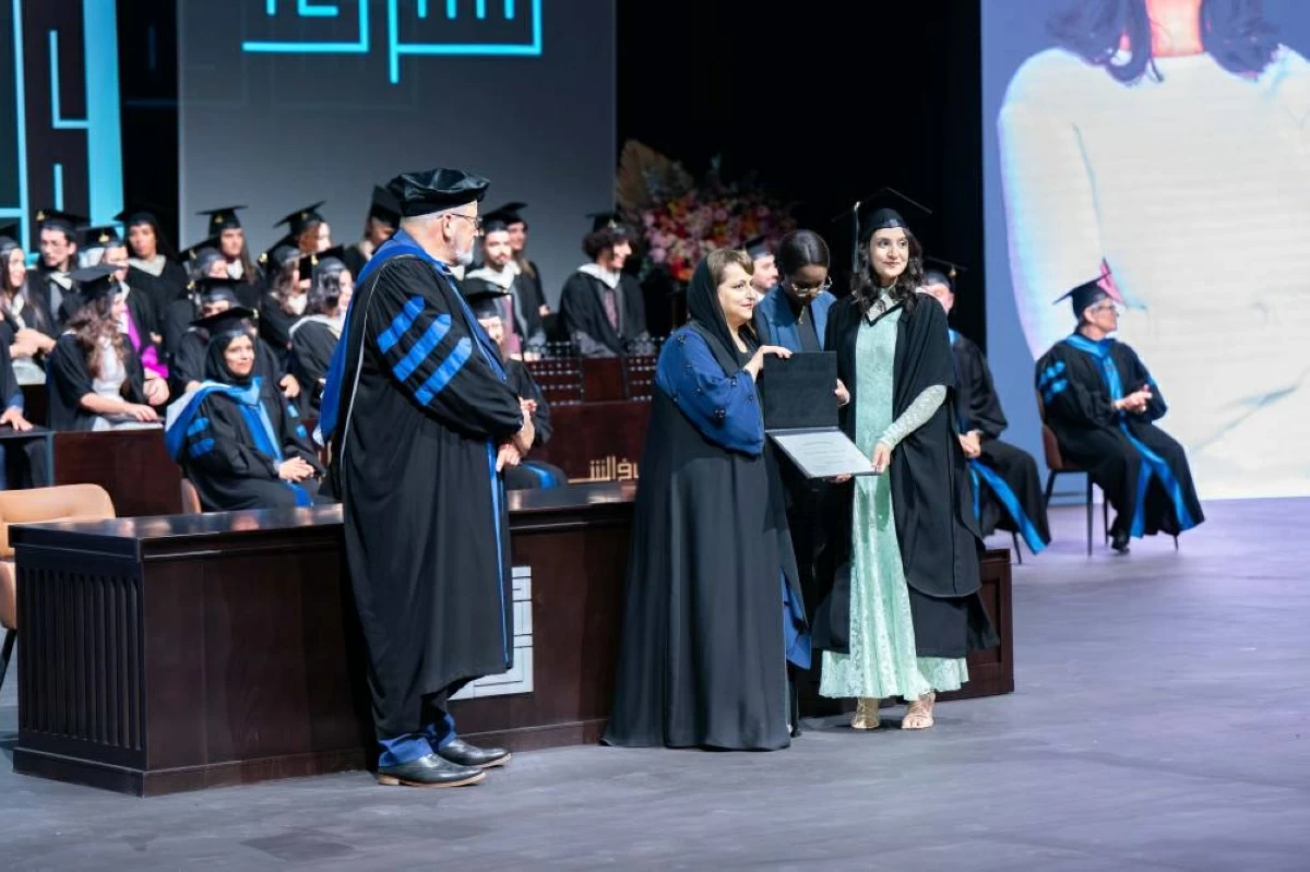 سلطان يشهد تخريج «الفنون الأدائية» بجامعة الفنون