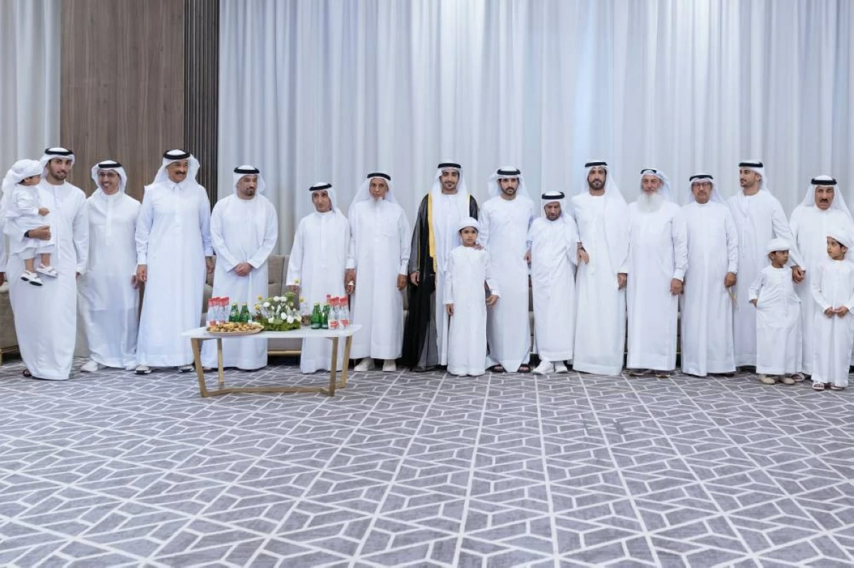 حمدان بن محمد وسعيد المكتوم وجانب من الحضور والعريس أحمد بن خرباش 
 
