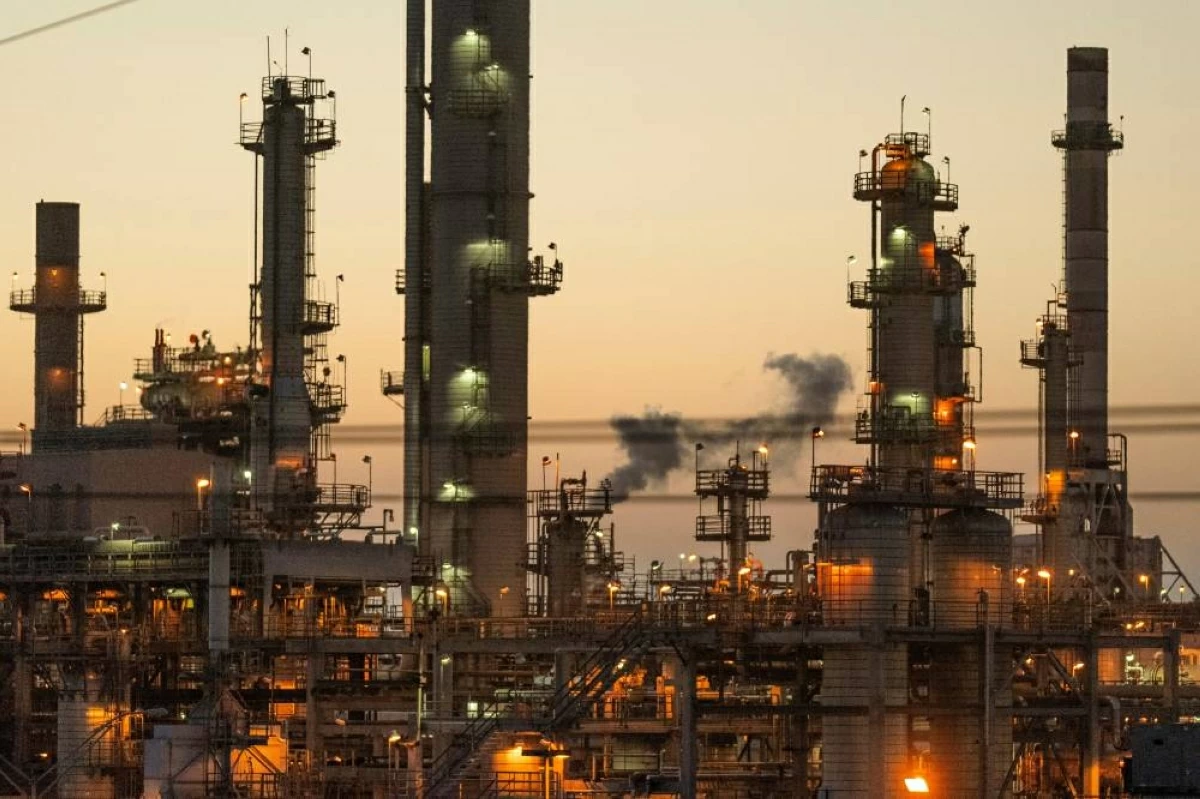 النفط يبدأ تعاملات الأسبوع على ارتفاع بأكثر من 2%