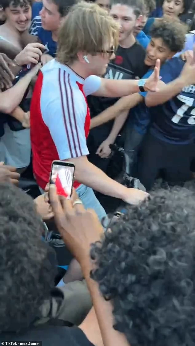 مشجع أرسنال وسط جمع من مشجعي سان جيرمان