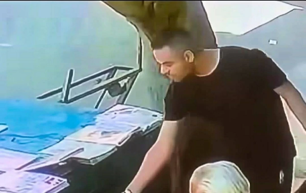 رواد منصات التواصل الاجتماعي يلاحقون لصاً في القاهرة.. جريمة موثقة بالفيديو