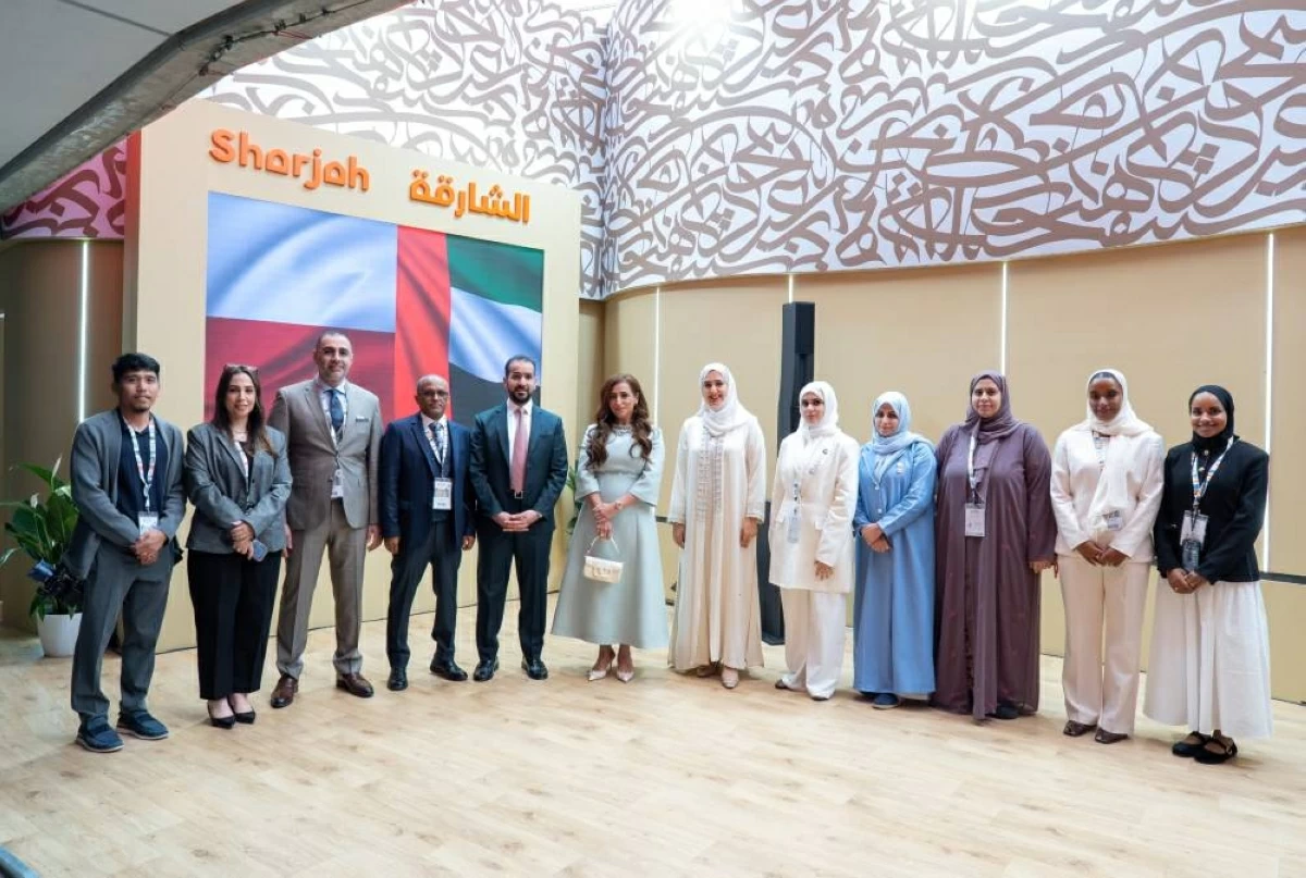 بدور القاسمي تتوسط الناشرين الإماراتيين
