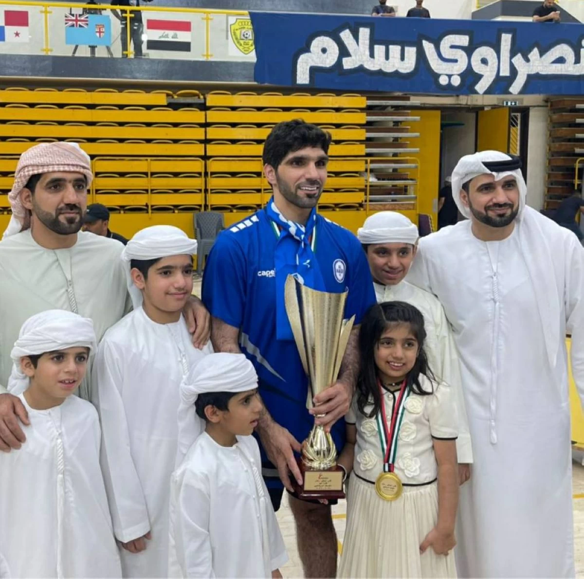 البلوشي يحمل كأس الوطن بقميص النصر