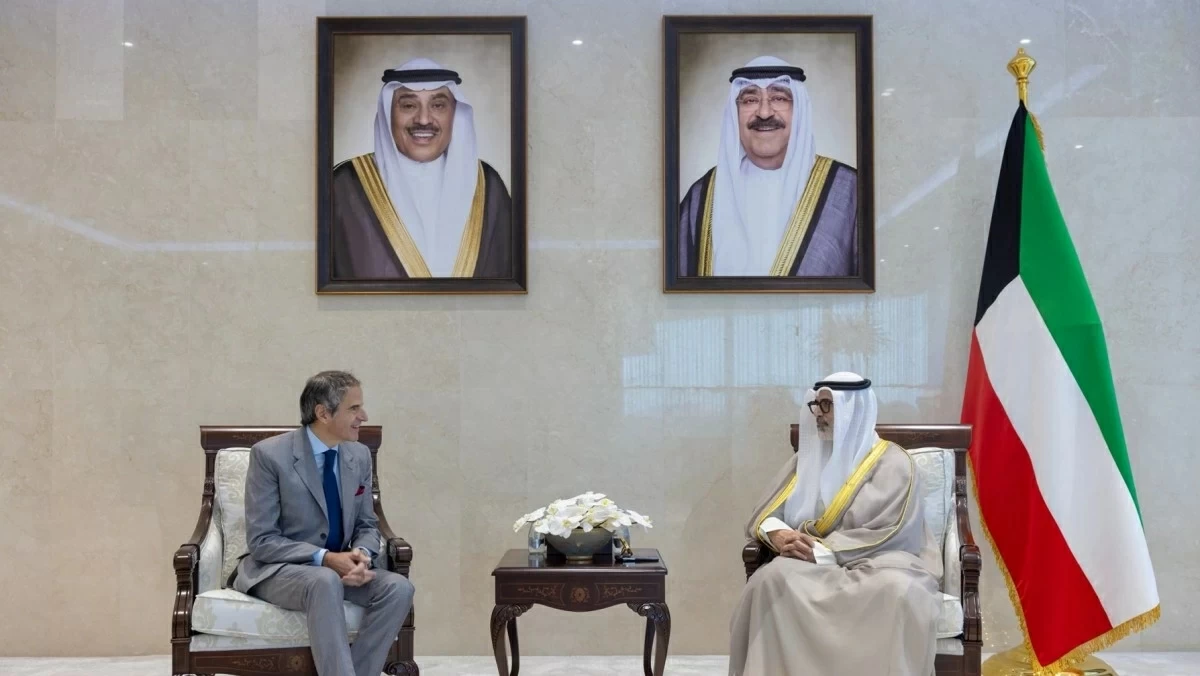 (كونا)وزير الخارجية الكويتي جراح الجابر مع المدير العام للوكالة الدولية للطاقة الذرية رافائيل غروسي