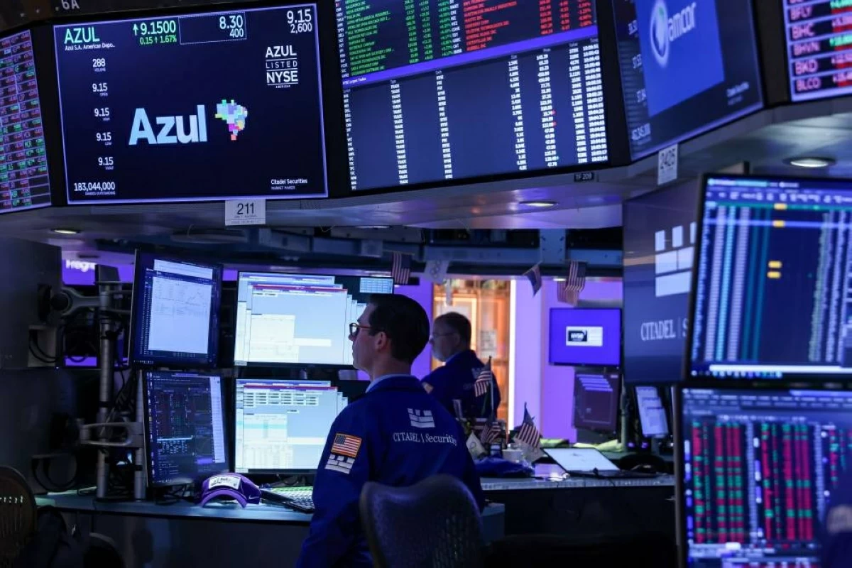 Traders work on the floor at the New York Stock Exchange (NYSE) in New York, US, on Monday, June 1, 2026. A renewed rally in oil drove bonds lower while stocks fluctuated as a report that Iran will halt talks with the US cast doubt on a ceasefire renewal. Photographer: Michael Nagle/Bloomberg