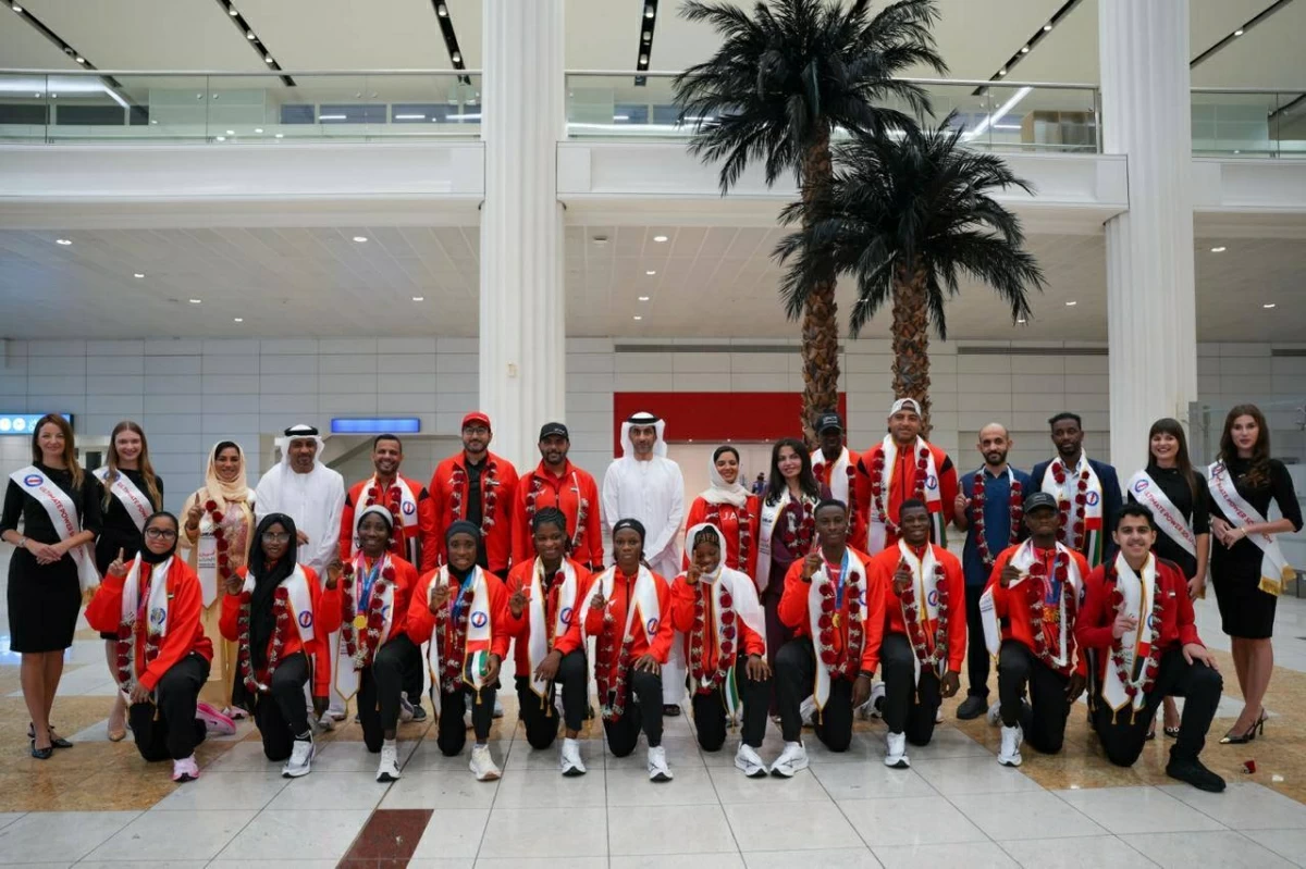 المر يتوسط المسؤولين ومنتخب القوى لدى وصوله إلى مطار دبي