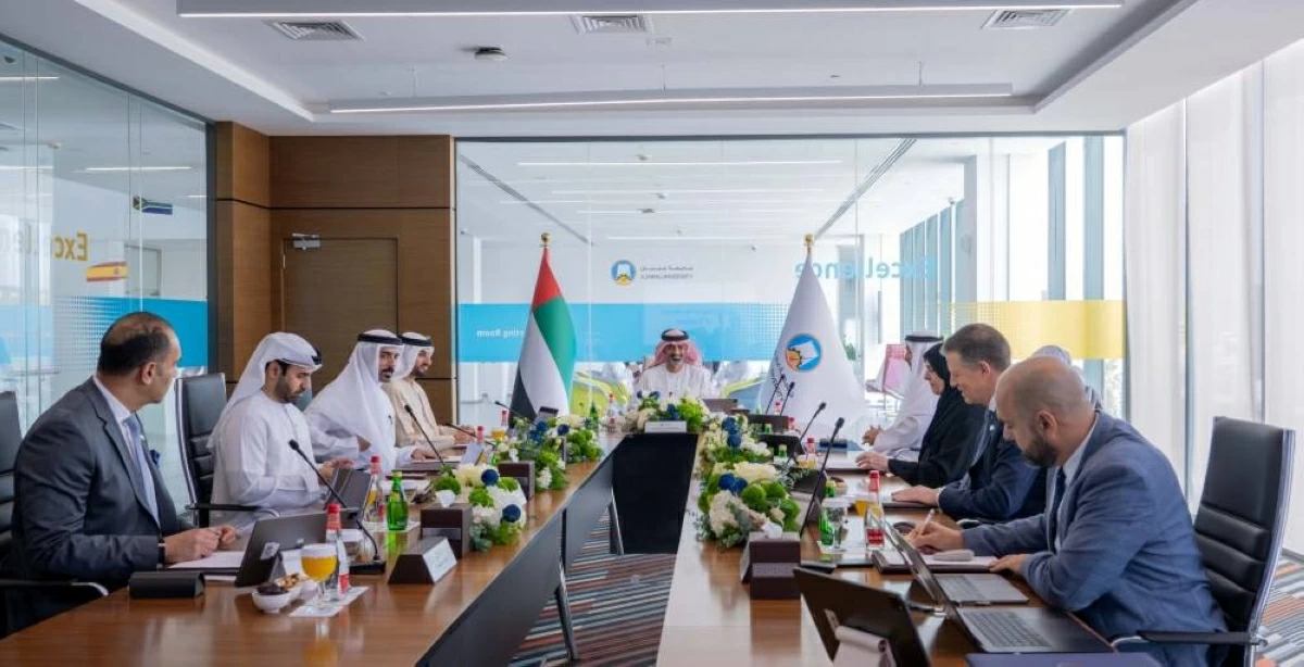 عمار بن حميد مترئساً الاجتماع بحضور راشد بن حميد وأعضاء مجلس الأمناء