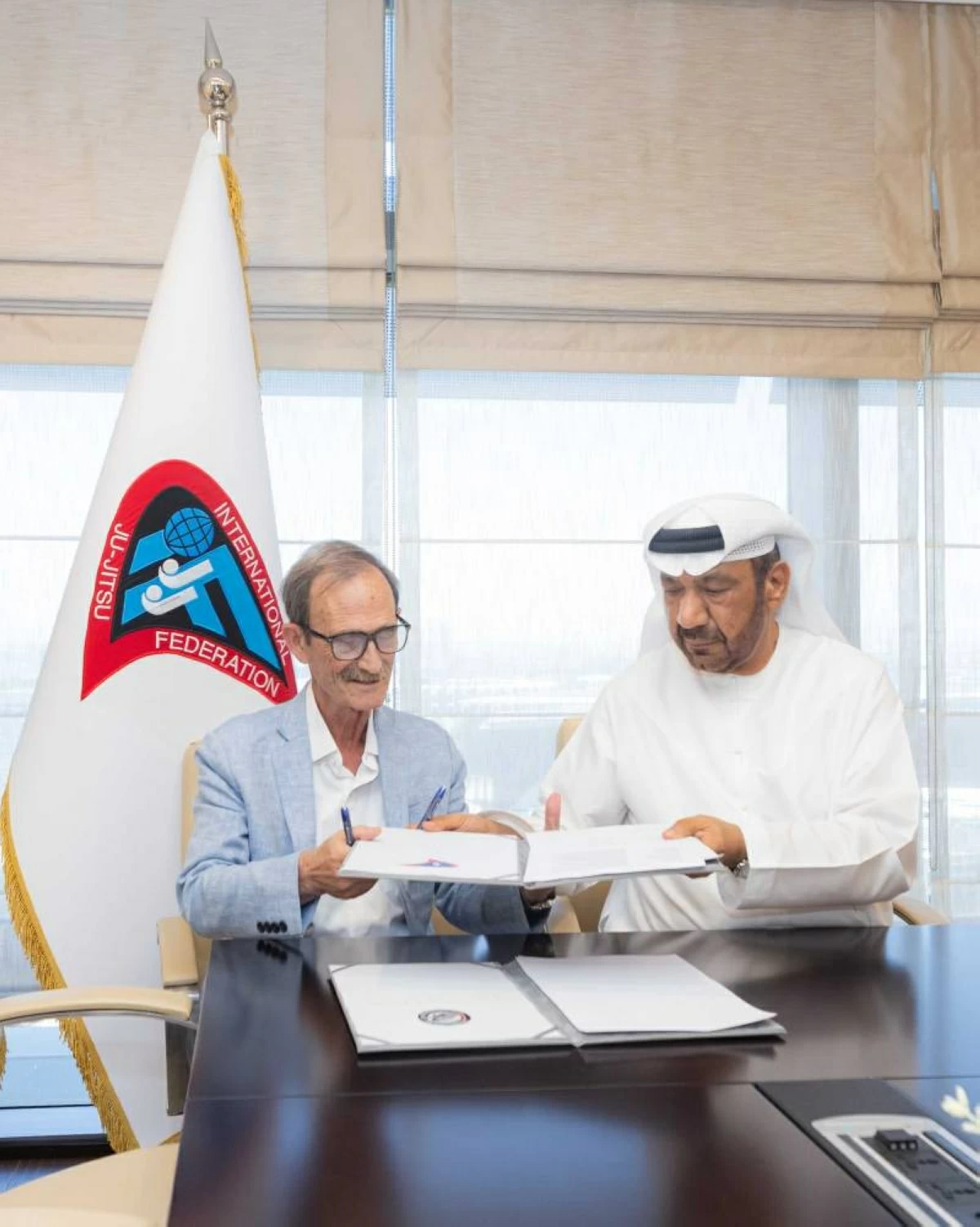 محمد الظاهري وخواكيم ثومفارت خلال توقيع الاتفاقية