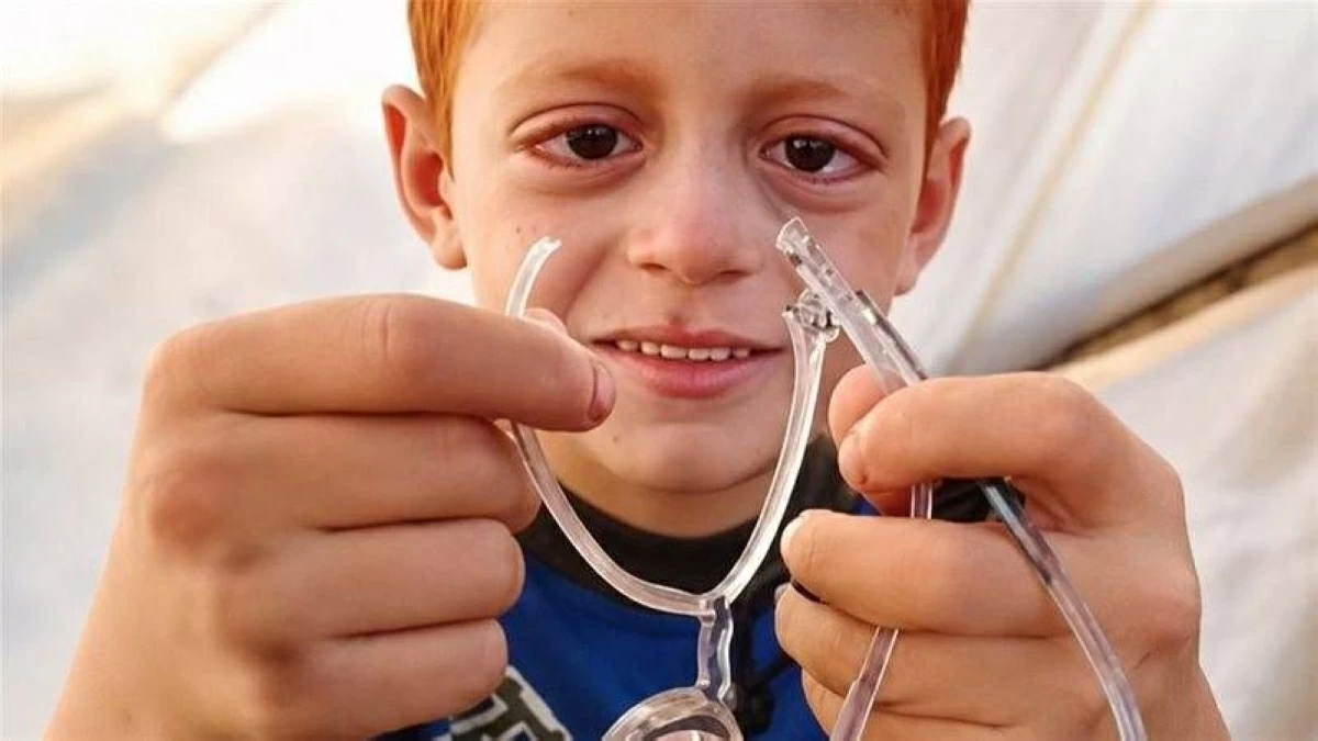 الإمارات تستجيب لمناشدة طفل من غزة كُسرت نظارته (فيديو)